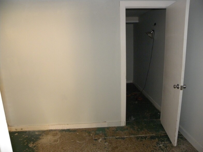 More Photos Of 1101-1119 S La Brea Ave, Los Angeles Freestanding For Lease