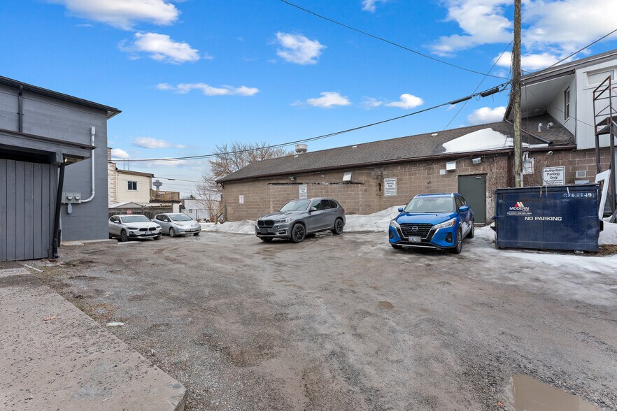 More Photos Of 5848 Ferry St, Niagara Falls General Retail For Sale