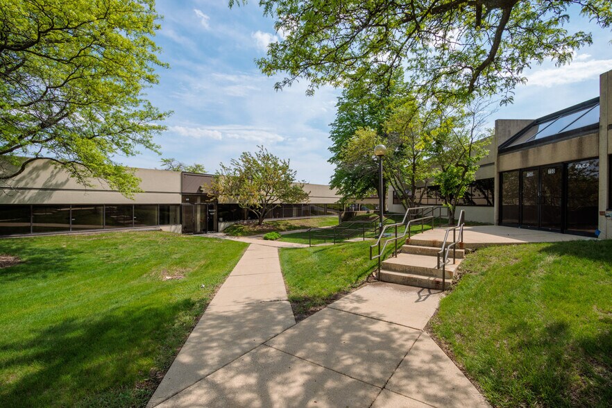 More Photos Of 2500 W Higgins Rd, Hoffman Estates Unknown For Lease