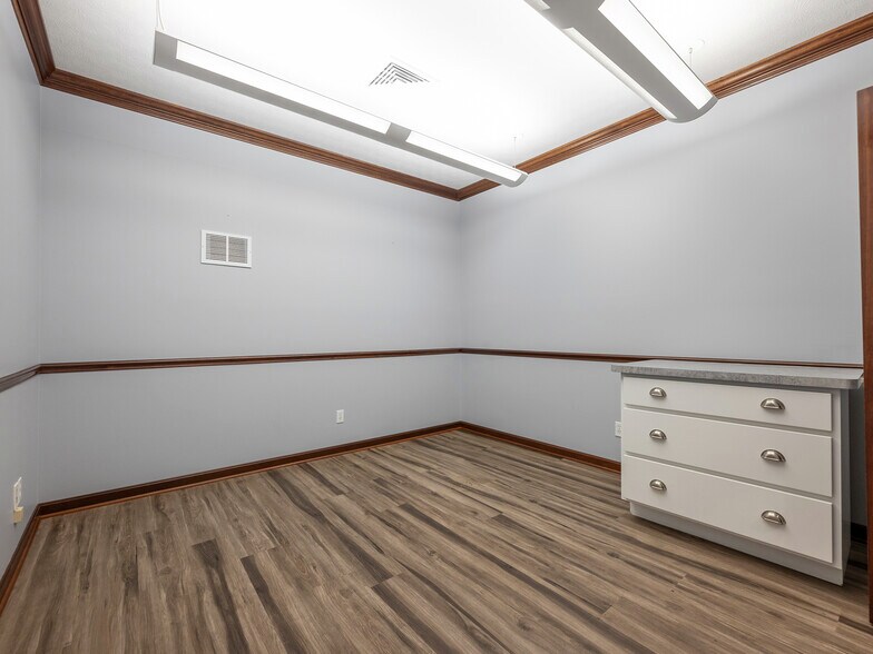More Photos Of 105 6th Ave, Saint Albans Medical For Sale