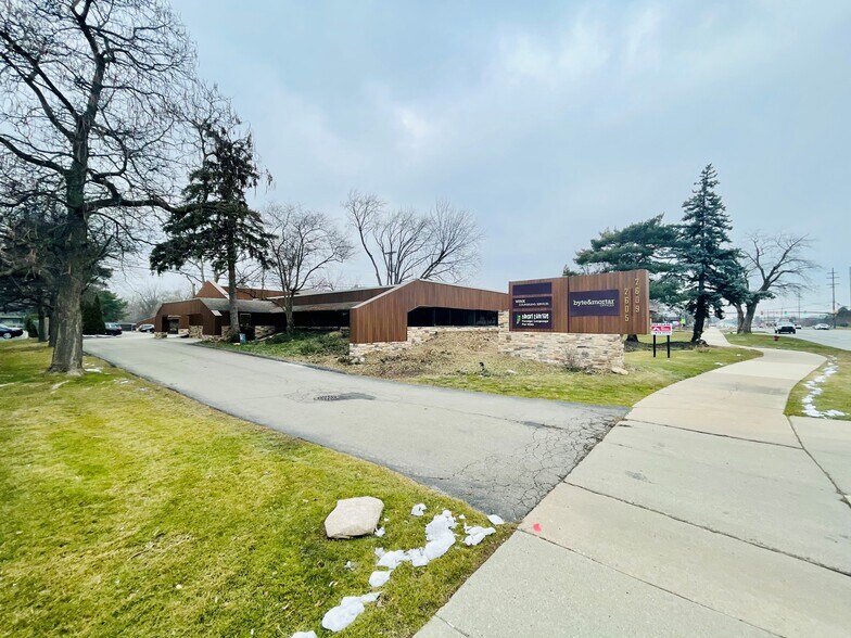 More Photos Of 2605-2609 Crooks Rd, Troy Office For Sale