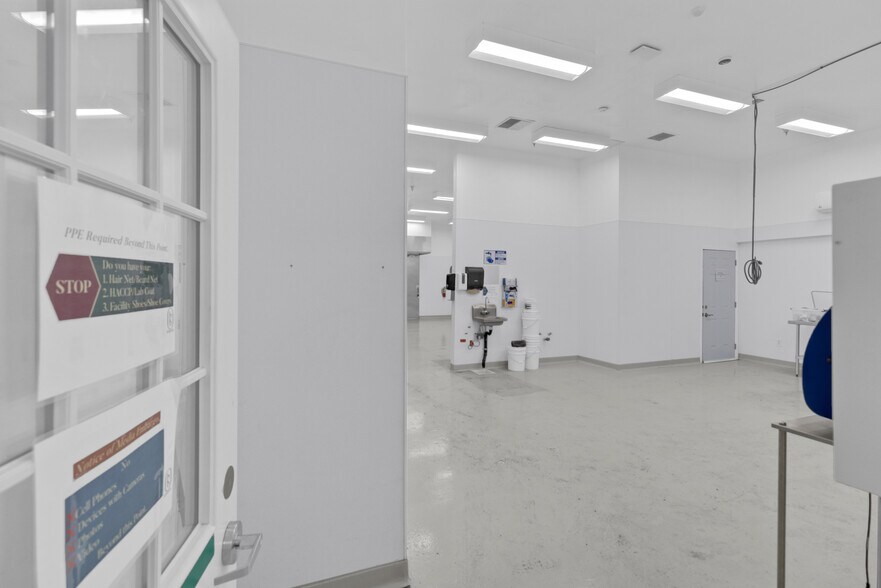 More Photos Of 991 Industrial Way, King City Warehouse For Lease