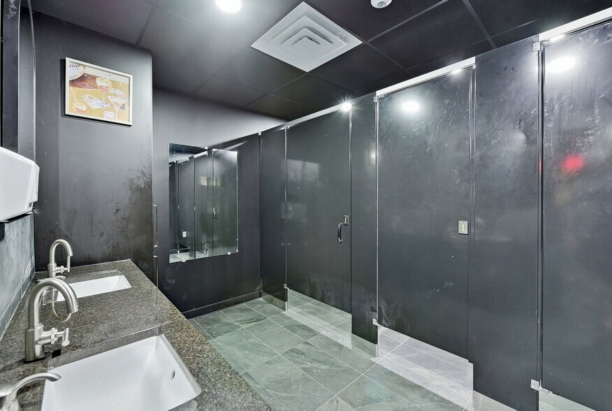 More Photos Of 7215 Blondo St, Omaha Bar For Sale