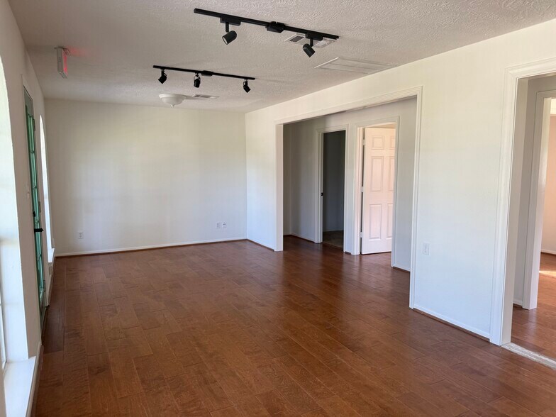 More Photos Of 33418 Lago Vista, Magnolia Office For Lease