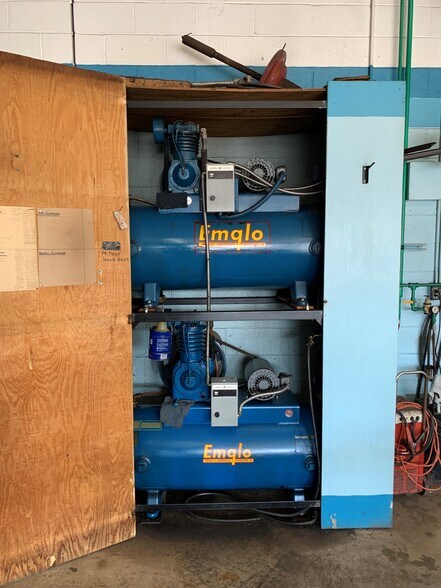 More Photos Of 1005 W Main St, Kent Auto Repair For Sale
