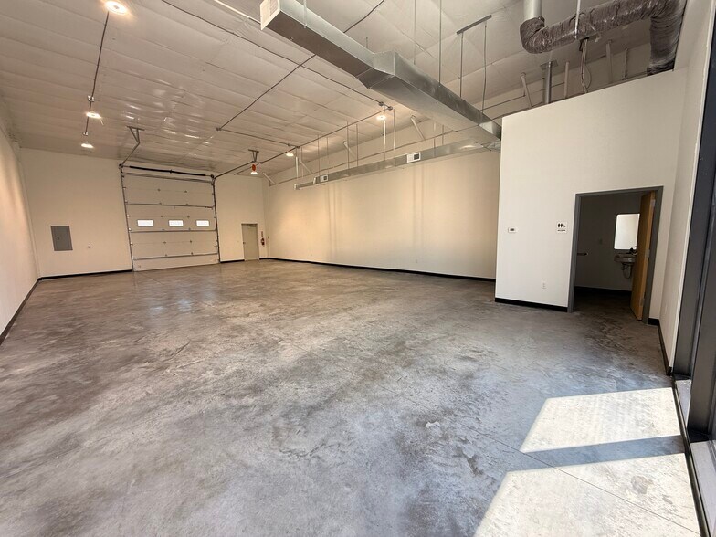 More Photos Of 3405 NW Jefferson St, Blue Springs Flex For Lease