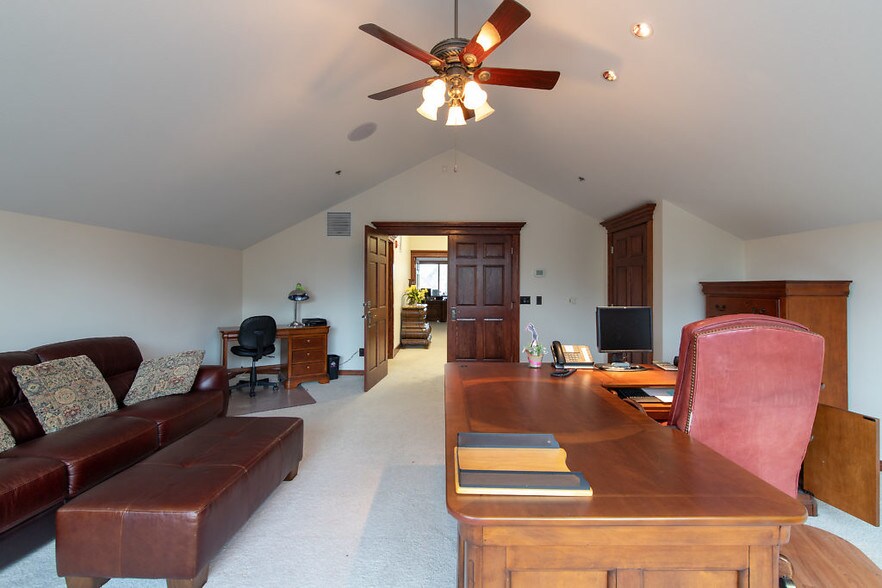 More Photos Of 700 E Main St, Anoka Freestanding For Lease