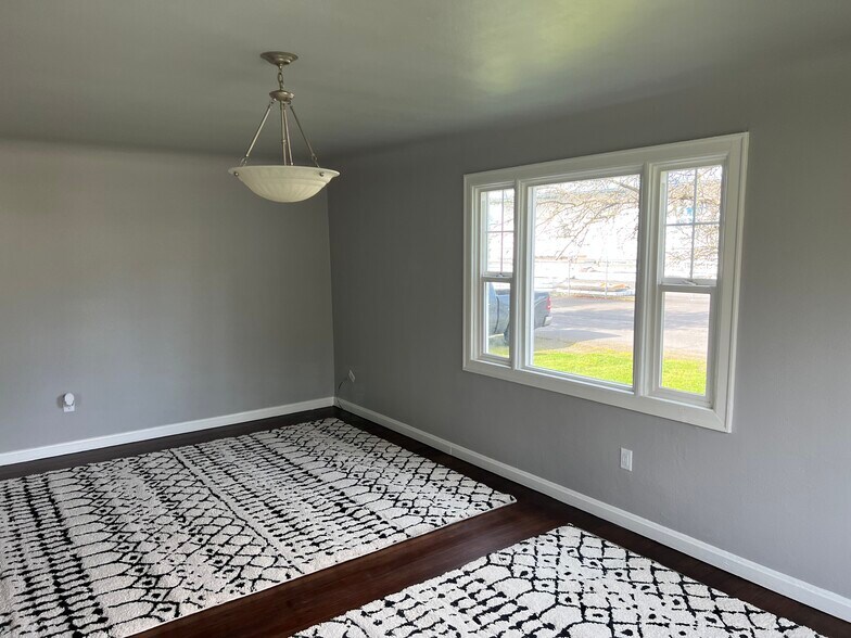 More Photos Of 2494 Roosevelt Blvd, Eugene Flex For Sale