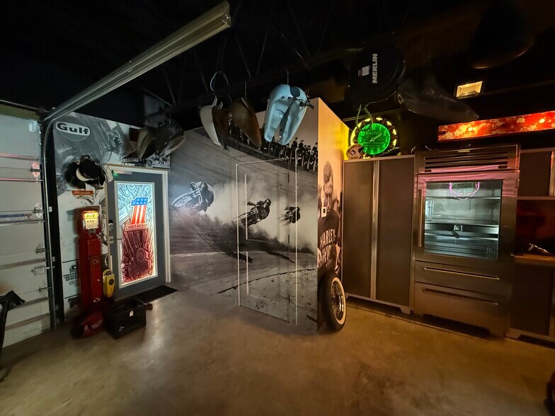 More Photos Of 1068-1090 6th Ave N, Naples Office For Sale