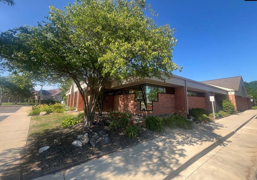 More Photos Of 595 Barclay Cir, Rochester Hills Medical For Sale
