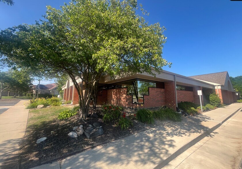 More Photos Of 595 Barclay Cir, Rochester Hills Medical For Sale