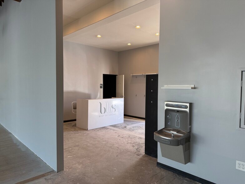 More Photos Of 137-141 S Barrington Pl, Los Angeles Unknown For Lease