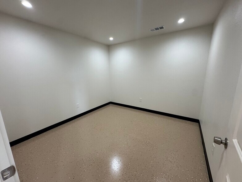 More Photos Of 450 Hwy 290 E, Elgin Light Distribution For Lease