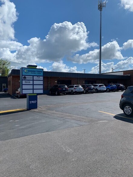 More Photos Of 1907-1913 S Stewart Ave, Springfield Office For Lease