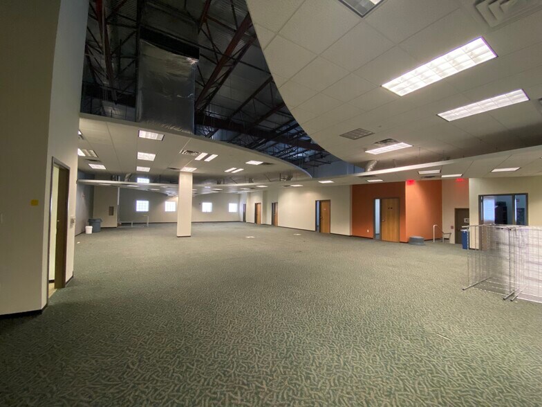 More Photos Of 7050 Burleson Rd, Austin Light Distribution For Sale