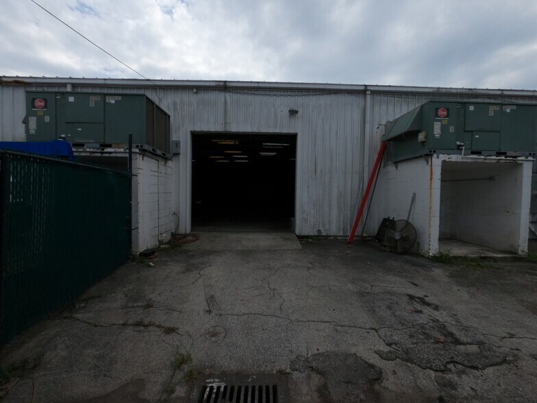 More Photos Of 7685 Pines Blvd, Pembroke Pines Showroom For Lease