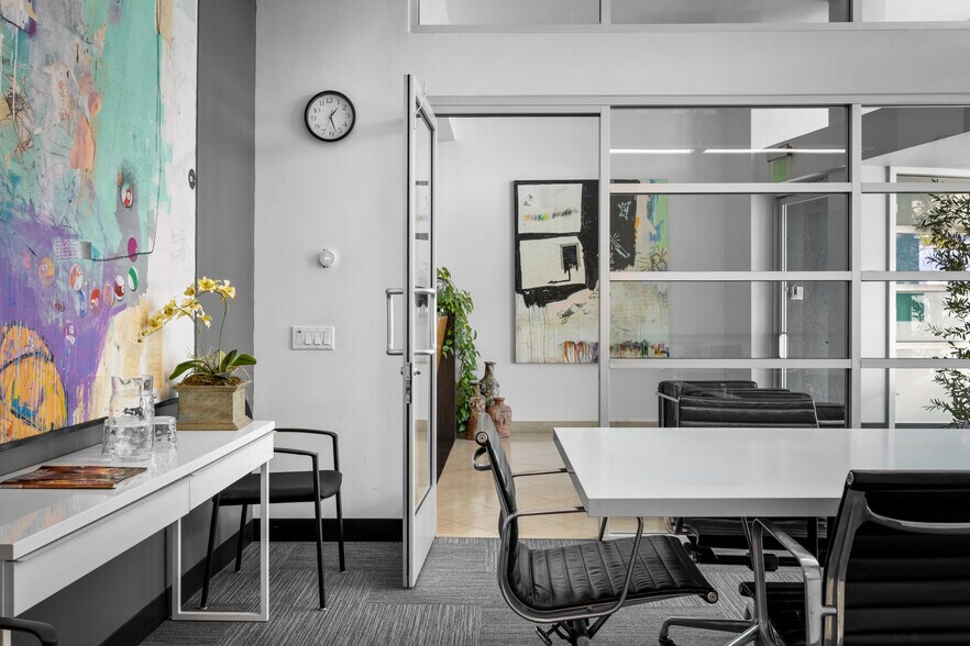 More Photos Of 10215 Santa Monica Blvd, Los Angeles Office For Sale