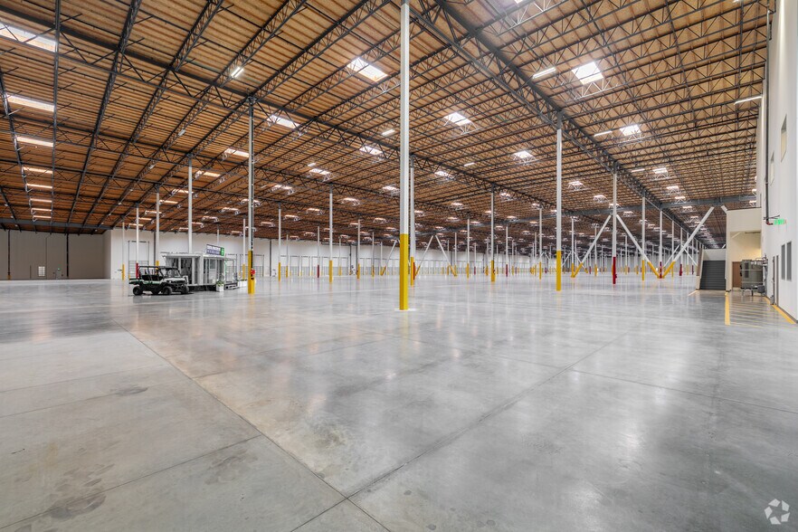 More Photos Of 2401 E Wardlow Rd, Long Beach Warehouse For Lease