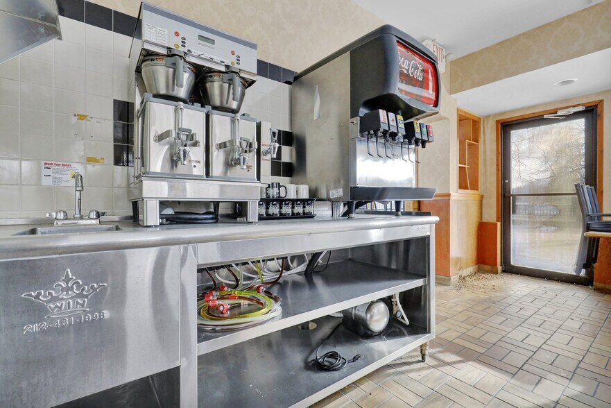 More Photos Of 323 S Main St, Eaton Rapids Freestanding For Sale