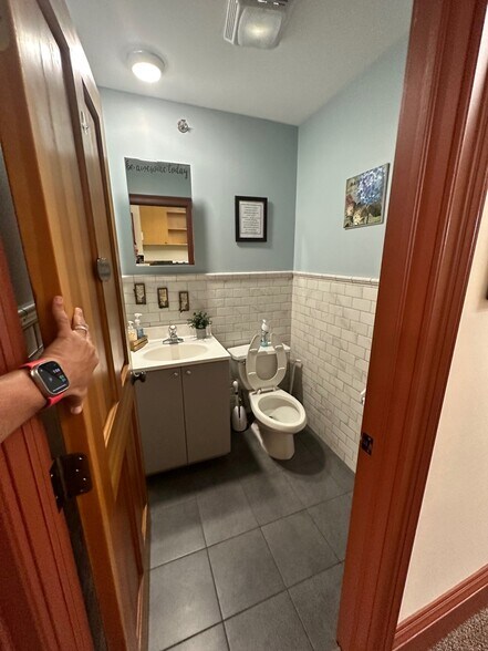 More Photos Of 95 Toledo St, Farmingdale Flex For Lease