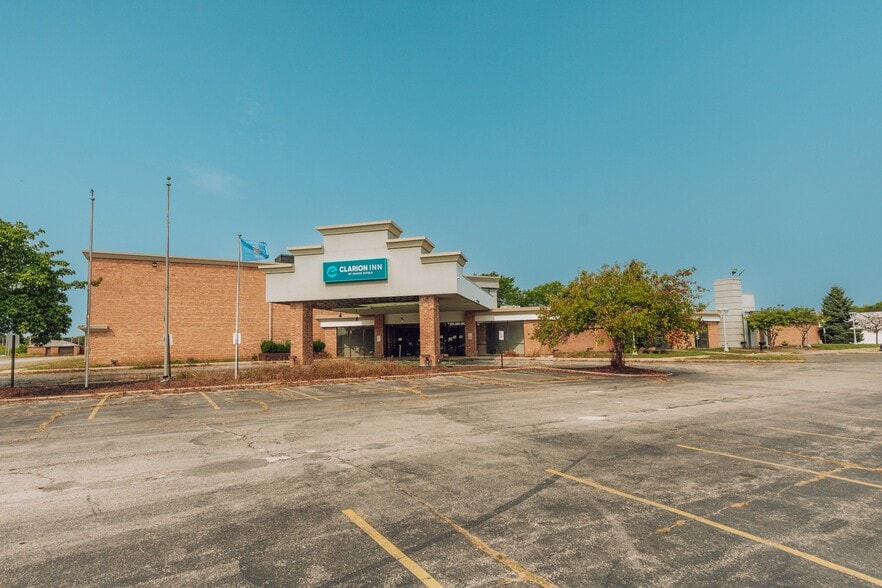 More Photos Of 6331 S 13th St, Milwaukee Hotel For Sale