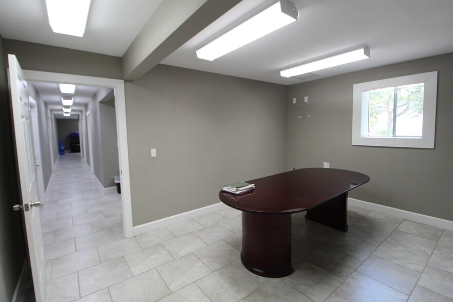 More Photos Of 2308 58th Ave E, Sarasota Warehouse For Sale