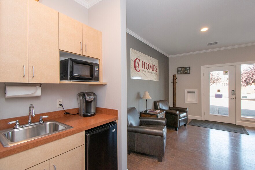 More Photos Of 495 Spruce St, Sequim Office For Sale