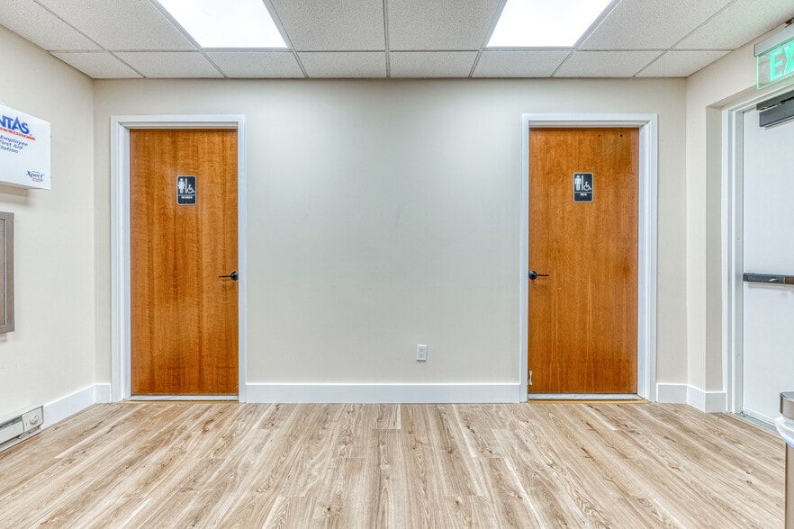 More Photos Of 126-130 N Main St, East Hampton Office For Lease