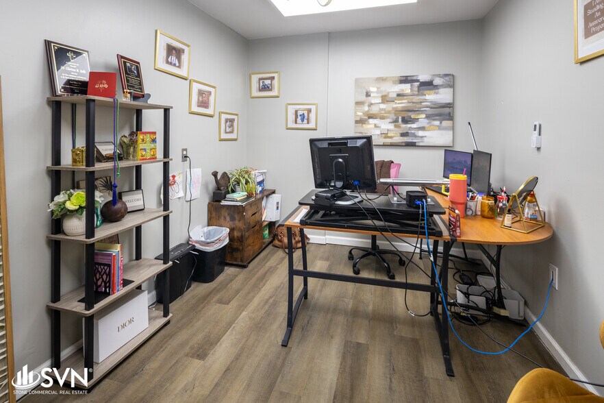 More Photos Of 1050 Enterprise Dr, Lexington Warehouse For Lease