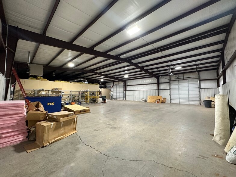 More Photos Of 14901 Metro Plaza Blvd, Edmond Flex For Lease