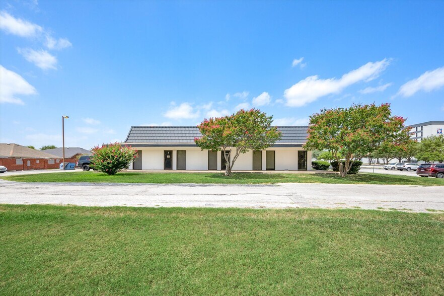 More Photos Of 2701 Osler Dr, Grand Prairie Medical For Sale