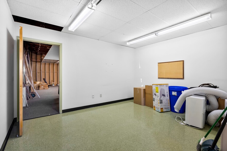 More Photos Of 30-32 N Russell Rd, Albany Office For Sale