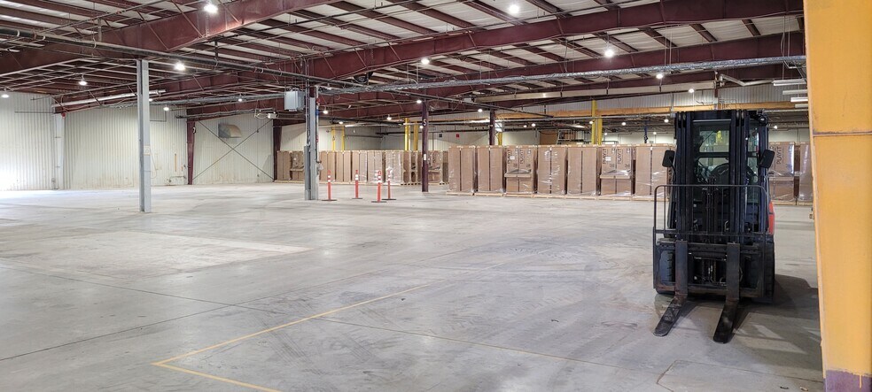 More Photos Of 78 Pth 52 W, Steinbach Distribution For Sale