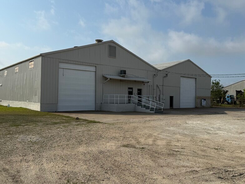 More Photos Of 3024 Commerce St, Port Arthur Warehouse For Sale