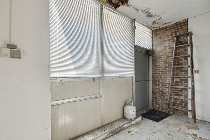More Photos Of 13030 Puritan St, Detroit Office For Sale