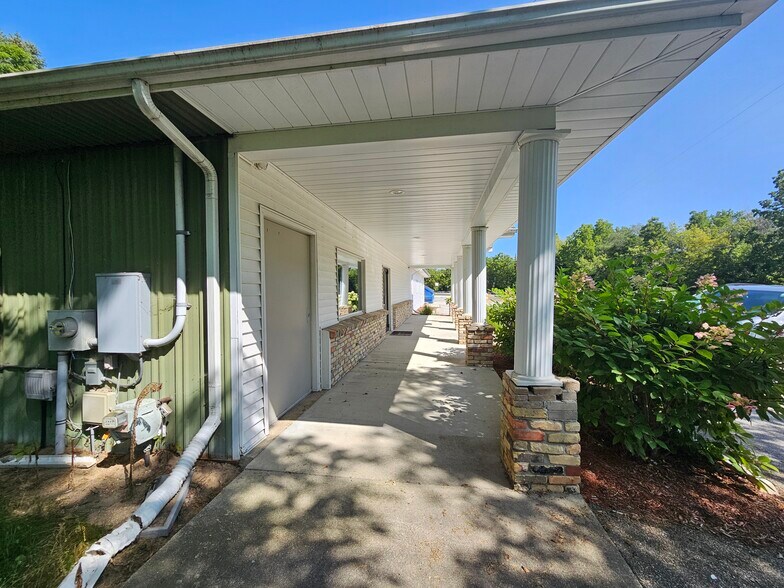 More Photos Of 3949 N River Rd, Freeland Office For Sale