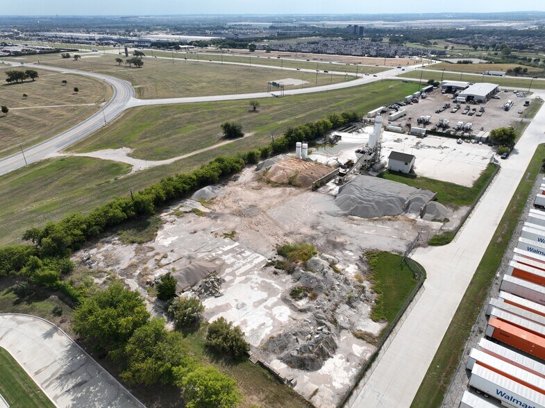 More Photos Of 2901 Highway 114, Fort Worth Truck Terminal For Lease