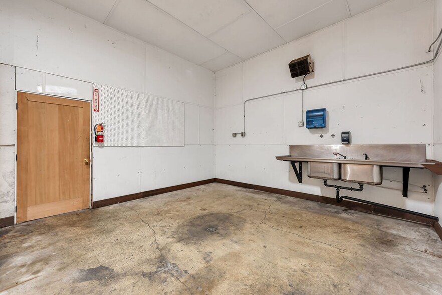 More Photos Of 1425 SE 9th St, Warrenton Warehouse For Sale