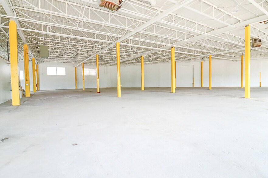 More Photos Of 1915 Empire Central, Dallas Distribution For Lease