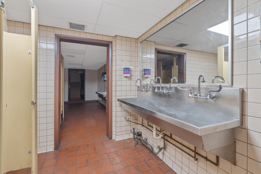 More Photos Of 734 Burnet Ave, Syracuse Manufacturing For Sale