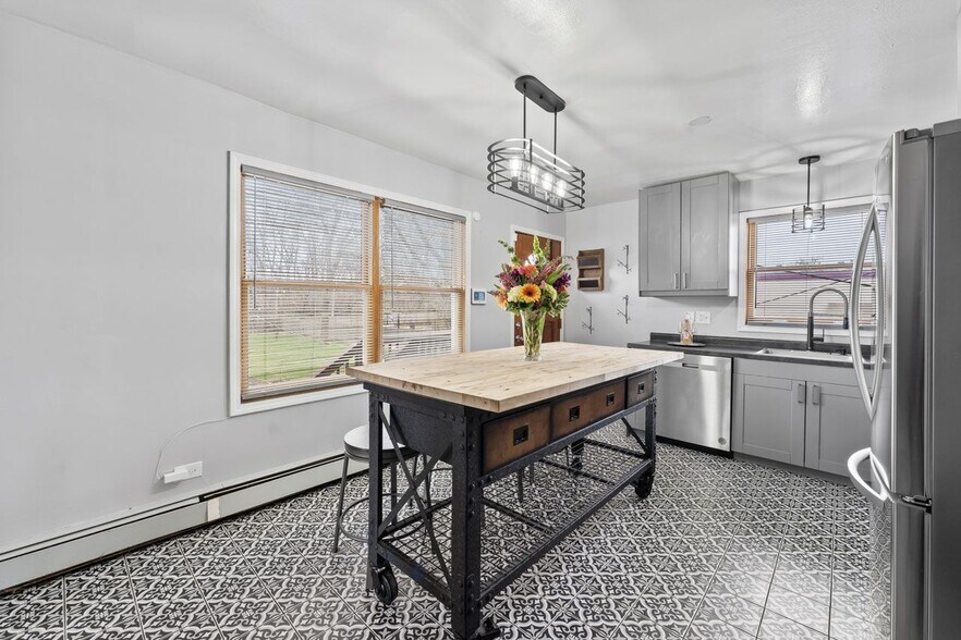 More Photos Of 310 W Irving Park Rd, Wood Dale General Retail For Sale