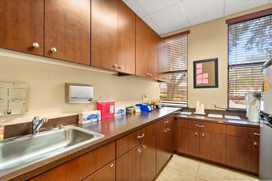 More Photos Of 1507 S Hiawassee Rd, Orlando Medical For Sale