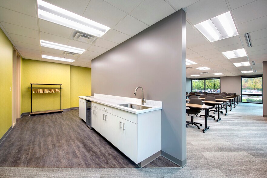 More Photos Of 8720 Castle Creek Pky, Indianapolis Unknown For Lease