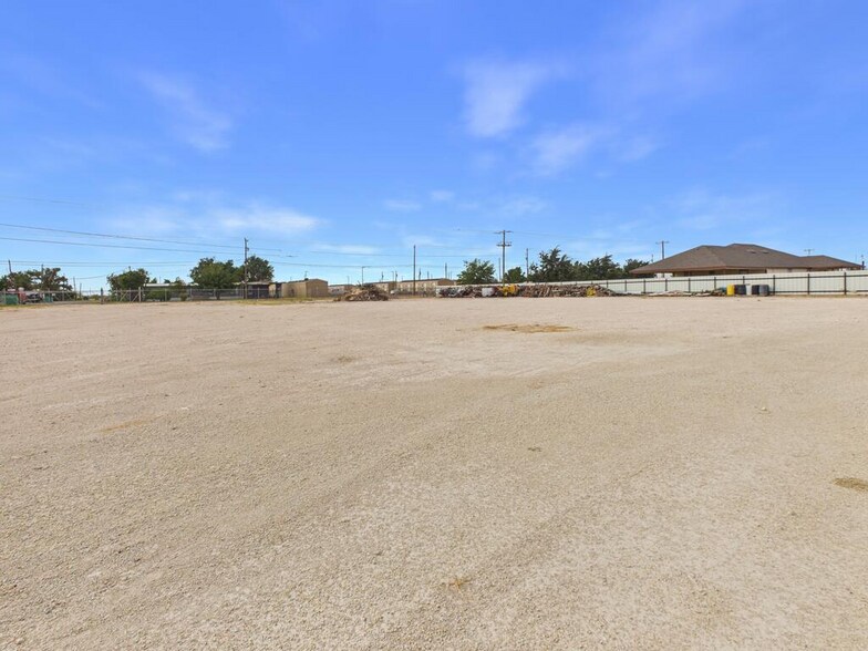 More Photos Of 1100 W Sealy Ave, Monahans Distribution For Sale