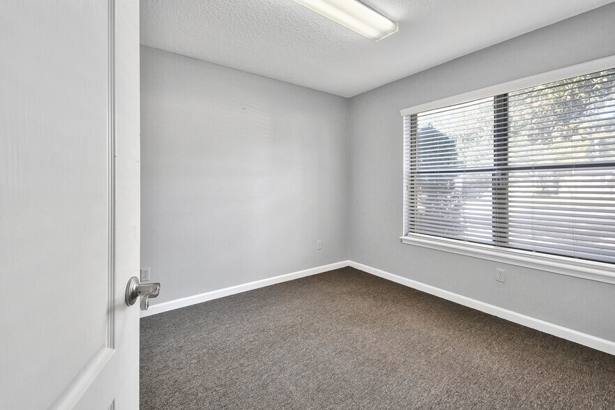 More Photos Of 2968 Rainbow Rd, Jacksonville Medical For Lease