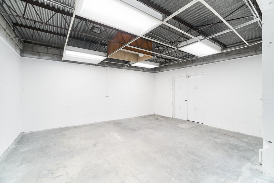 More Photos Of 15013-15019 Califa St, Van Nuys Manufacturing For Lease