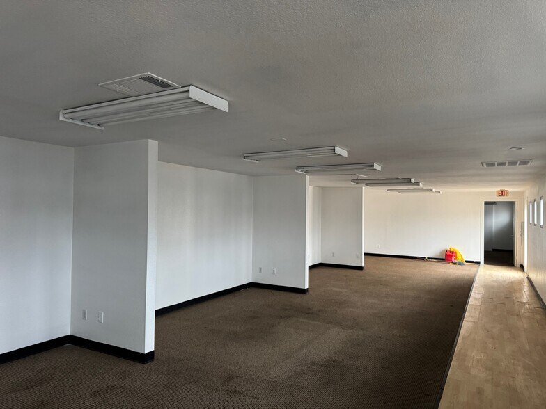 More Photos Of 11641 Denton Dr, Dallas Showroom For Lease