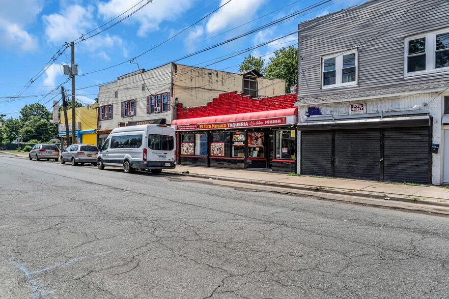 More Photos Of 1011 E 2nd St, Plainfield Storefront For Sale