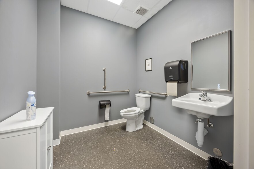 More Photos Of 7308 Shallowford Rd, Chattanooga Storefront Retail Office For Sale