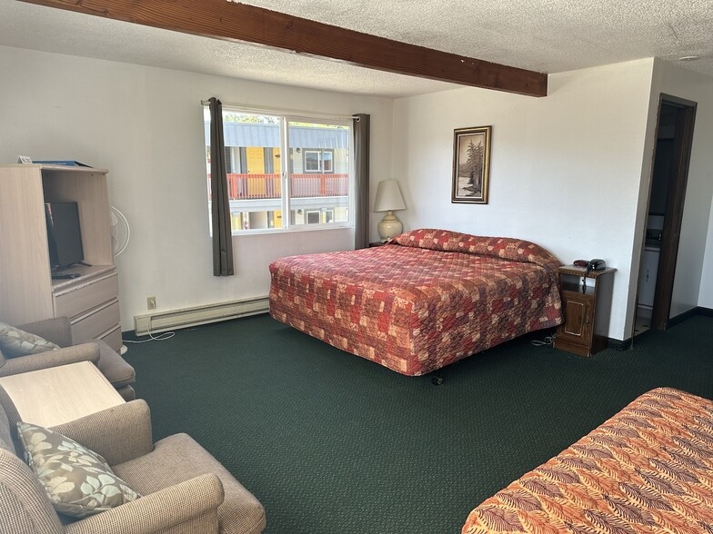 More Photos Of 126 Spruce St E, Ilwaco Hotel For Sale